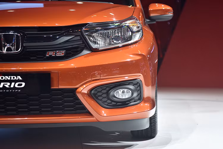 Trên đầu xe xuất hiện cụm đèn pha góc cạnh lấy từ người anh em MPV giá rẻ Mobilio và lưới tản nhiệt mạ crôm dày dặn giống Amaze thế hệ mới. Đằng sau xuất hiện cửa cốp một nửa bằng kính, cụm đèn hậu rộng hơn và ăng-ten nhỏ trên nóc. Ngoài ra, xe còn được trang bị bộ vành hợp kim 15 inch sơn 2 màu theo phong cách thể thao. 
