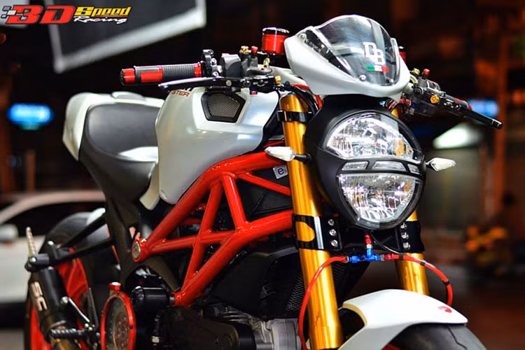 Xe được hãng Ducati trang bị động cho cơ Desmodromic L-Twin cực mạnh và ổn định. Nhưng với phiên bản độ cực chất trên đất Thái, nó biến thành con "quỷ một giò" đầy cá tính và mạnh mẽ.