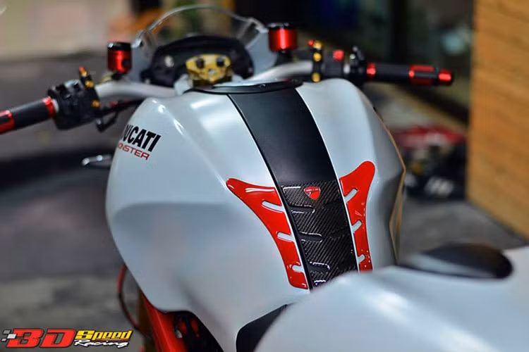 Bình xăng và ốp đuôi của Monster 796 vẫn giữ màu trắng nguyên bản. Bình xăng chỉ điểm thêm đề can các bon chống xước.
