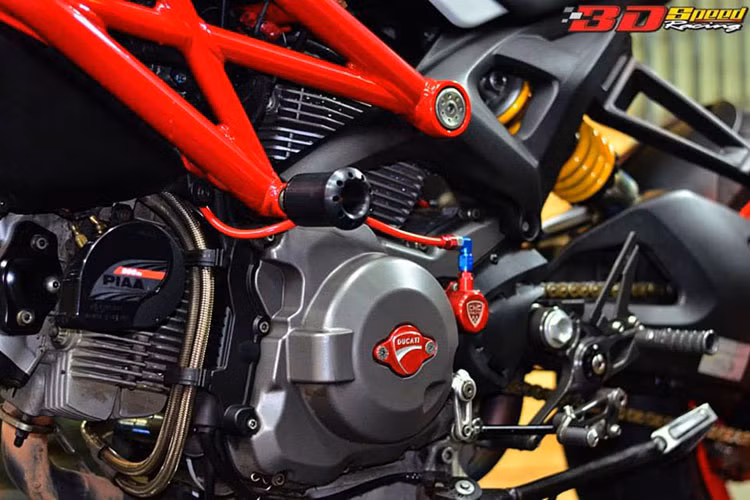 Bộ côn dầu CNC Racing cũng được trang bị cho Monster 795 bản độ này.