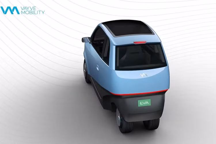 Tại Ấn Độ, mẫu MG Comet EV đang rất thành công ở phân khúc xe điện mini. Sự ra mắt của xe ôtô điện mini Vayve EVA hứa hẹn sẽ làm tăng sức cạnh tranh trong phân khúc này. So với MG Comet EV, EVA có thiết kế khác biệt với ghế đơn phía trước và băng ghế đôi phía sau, giúp việc ra vào xe dễ dàng hơn.