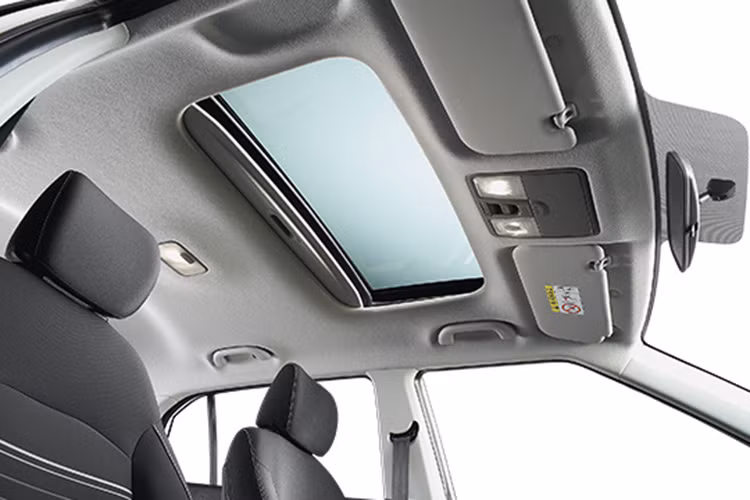 Cuối cùng là những trang bị an toàn, bao gồm 2 túi khí, hệ thống chống bó cứng phanh ABS, phân bổ lực phanh điện tử EBD, cảnh báo tốc độ, đèn báo chuyển làn đường, đèn sương mù trước, sấy kính sau, hỗ trợ đỗ xe và cảnh báo thắt dây an toàn.