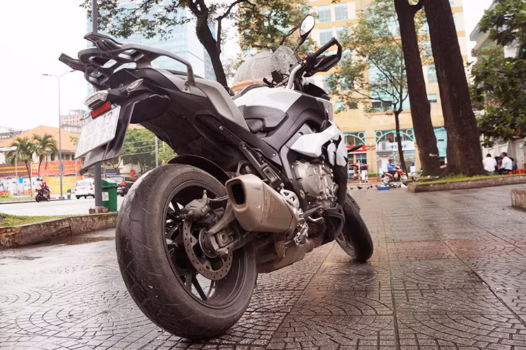 Phuộc sau của S1000XR là dạng monoshock, cũng có khoảng hành trình lên tới 140 mm. Chưa hết, BMW S1000XR còn được cung cấp hệ thống kiểm soát độ ổn định ASC, chống bó cứng phanh ABS, kiểm soát lực kéo DTC, treo bán chủ động ESA, kiểm soát hành trình cùng 2 chế độ lái là tiêu chuẩn và đường mưa.