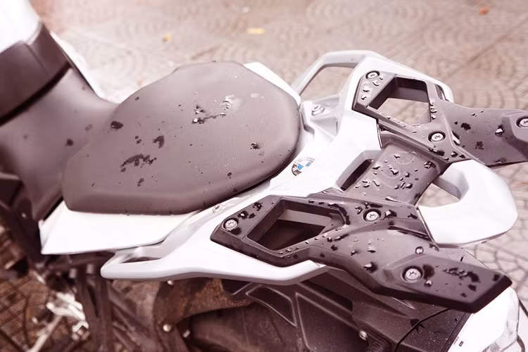 Xe sở hữu yên đôi dạng mềm. Phần đèn hậu của S1000XR khá giống S1000RR, bên dưới là cặp đèn xi-nhan sử dụng công nghệ LED. Tuy nhiên để phục vụ cho những chuyến đi xa, phía sau xe đã có hàng loạt các tay nắm và giá thép để có thể dễ dàng lắp thêm thùng đồ phía sau/2 bên hông.