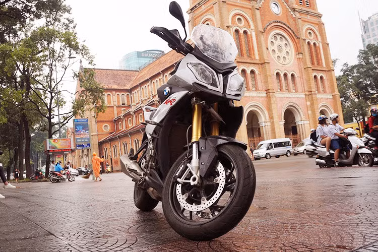 Tuy nhiên về cơ bản, có thể coi S1000XR là phiên bản Adventure của S1000RR, do 2 chiếc xe này chia sẻ rất nhiều chi tiết quan trọng với nhau. Thậm chí, BMW cũng đã từng cố gắng quảng cáo rằng mẫu xe S1000XR này là một phiên bản sport adventure hoàn toàn mới.