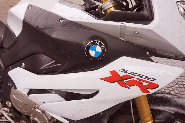 Bộ khung càng của XR thiết kế mới, có độ cứng hơn hẳn S1000R và RR, để chịu được sức nặng của hành khách và những thùng chứa hành lý. Bên cạnh đó, S1000XR cũng được trang bị quây gió half-fairing ở hai bên thân xe, mặc dù không có thiết kế "mang cá mập" như S1000XR.