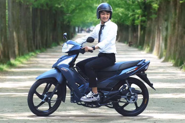 Tại Việt Nam, các mẫu xe số bình dân luôn thu hút đông đảo sự quan tâm của người tiêu dùng. Trong phân khúc 100cc, Honda Wave Alpha và Yamaha Sirius Fi đã chiếm lĩnh thị trường. Còn ở phân khúc 50cc, các mẫu xe của SYM và Kymco vẫn chiếm ưu thế. Mới đây, hãng xe máy Đài Loan tiếp tục khẳng định vị thế của mình với mẫu xe Kymco Visar S 50 2025 mới.