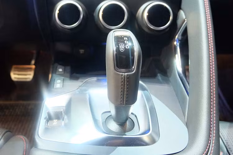 Nội thất của xe không chỉ lớn mà còn được hãng xe Jaguar thiết kế hướng tới sự tiện dụng và năng động với 2 hộc để điện thoại cùng một loạt các ngăn chứa đồ khác. Khách hàng có thể đặt tối đa 5 cổng sạc USB (2 trước, 3 sau) và 4 ổ điện 12V để sạc cùng lúc 8 thiết bị di động khác nhau.