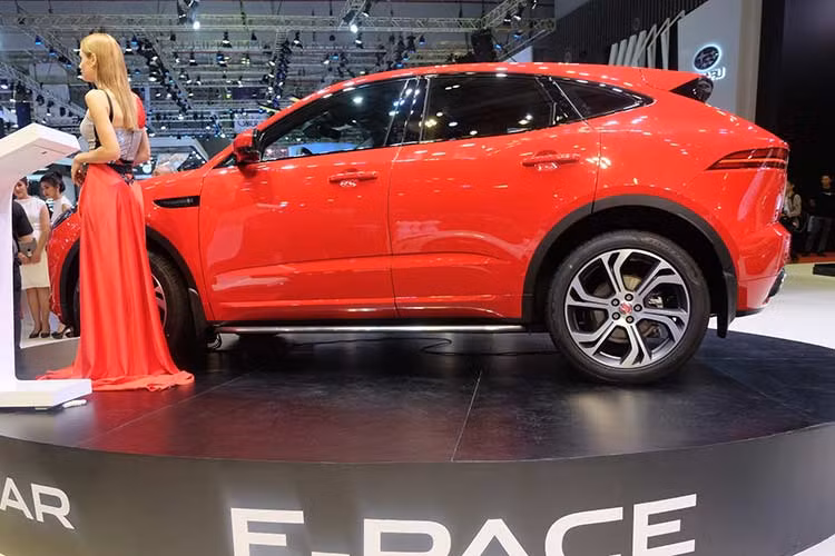 Không chỉ đơn giản là bản thu nhỏ của F-Pace, E-Pace đã được Jaguar thiết kế hướng tới sự thể thao, năng động khi các khách hàng thuộc phân khúc C thường là những người trẻ tuổi, ưa sự năng động. Đáng chú ý, hệ thống treo của xe sử dụng phiên bản cải tiến của Jaguar XF. 