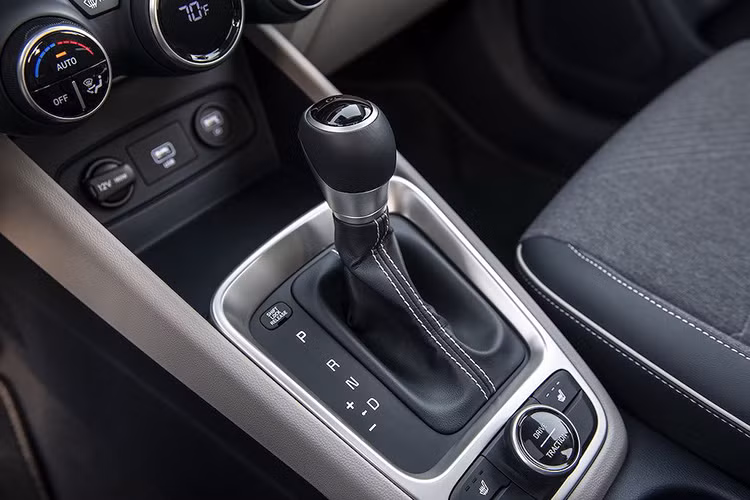 Tuy nhiên, một điểm ấn tượng của chiếc xe đó là Hyundai đã không cắt giảm quá nhiều các hệ thống điện tử hỗ trợ người lái. Tương tự như nhiều dòng xe ở tầm trên, Venue được trang bị hệ thống hỗ trợ tránh va chạm phía trước, cảnh báo điểm mù, hỗ trợ giữ làn, cảnh báo phương tiện băng qua phía sau khi lùi, cảnh báo người lái mất tập trung... 