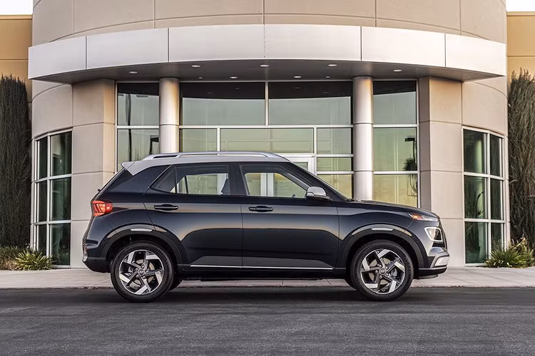 Hyundai đã định vị Venue nằm dưới tầm của Kona, và điều này được thể hiện rõ ở kích thước xe. So với Kona, Venue ngắn hơn 130mm, hẹp hơn 30mm, trục cơ sở rút gọn 81mm nhưng chiều cao lớn hơn 15mm. Cụ thể hơn, chiếc xe có chiều dài chỉ 4.036mm, rộng 1.770mm, cao 1.565mm và trục cơ sở 2.520mm.