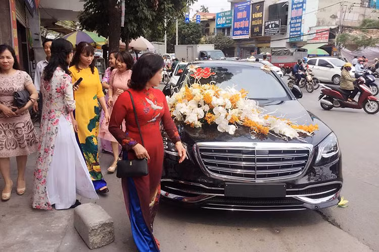 Maybach S450 4Matic 2018 ra đời nhằm thay thế cho "đàn anh" Maybach S400 4Matic. Ngoại hình của chiếc xe siêu sang này vẫn có đặc điểm của dòng xe Mercedes-Maybach như lưới tản nhiệt 3 thanh kép mạ crôm, logo Maybach trên lưới tản nhiệt, cột C và đuôi xe. Mercedes-Maybach S450 4Matic 2018 sử dụng loại đèn pha Multibeam LED.