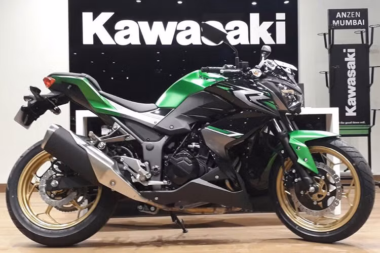 Những thông tin đầu tiên liên quan đến dòng naked-bike giá rẻ mang tên Kawasaki Z250 2017 tại thị trường Ấn Độ từng được giowis thiệu vào hồi tháng 4/2017 vừa qua. Đến nay, những chiếc Z250 phiên bản 2017 đã chính thức được đưa đến các đại lý chính hãng ở Ấn Độ.
