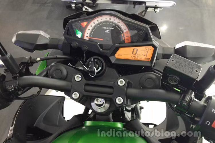 Cụm đồng hồ hiển thị trên Z250 phiên bản mới không có gì thay đổi so với phiên bản cũ. Cụm đồng hồ này sở hữu kiểu dáng khác biệt so với Z800 và Z1000, thiết kế này giống với mẫu sportbike Kawasaki Ninja 300. Các nút bấm chức năng quên thuộc trên tay lái gồm; đề, đèn, còi, xi nhan... bên trái có thêm nút bấm đèn passing.
