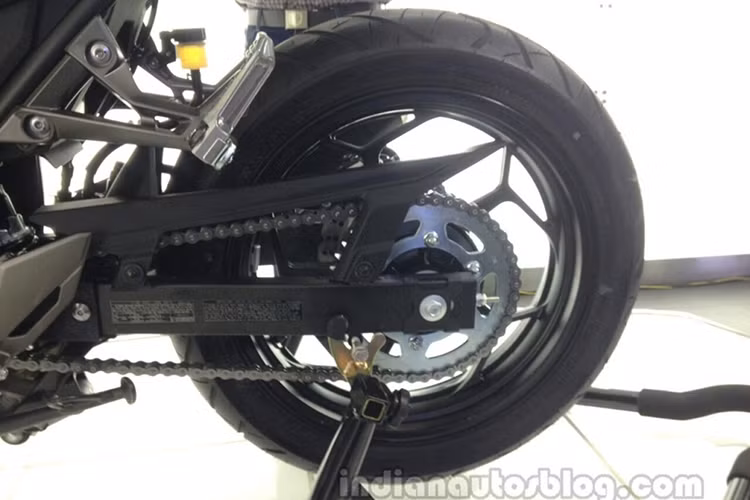 Ngoài ra, hãng xe máy Kawasaki cũng trang bị phanh đĩa 290 mm trước và 220 mm sau cho Z250, cả hai đều đi kèm kẹp phanh 2 piston. Đáng tiếc nhất là trên mẫu xe Kawasaki Z250 2017 mới tại Ấn Độ vẫn chưa được trang bị hệ thống chống bó cứng phanh ABS an toàn.