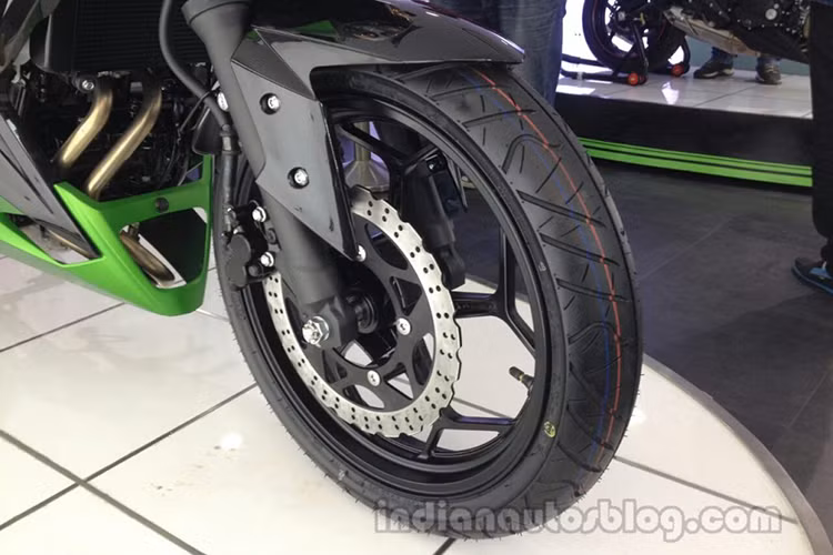 Kawasaki Z250 mới được trang bị bánh sau có kích thước 140/70-17M/C (66S), bánh trước là 110/70-17M/C (54S). Một điểm khá ưa thích ở Z250 chính là việc xe sở hữu gắp sau khá lớn nên rất dễ dàng cho việc độ bánh xe lên kích thước lớn hơn giúp tăng độ hầm hố cho xe.