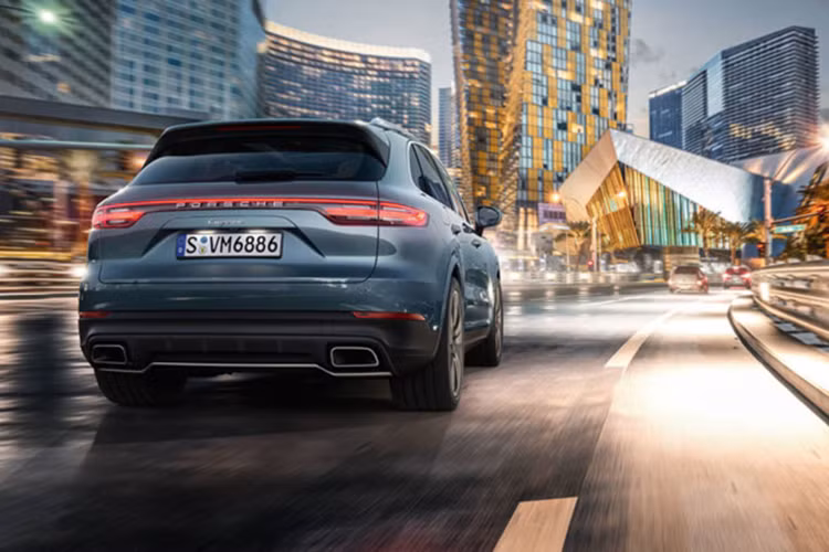 Phiên bản của mẫu xe Cayenne 2018 mới tại Việt Nam sẽ sử dụng động cơ 6 xi-lanh dung tích 3.0L cùng tăng áp đạt công suất 340 mã lực, mô-men xoắn cực đại 450Nm, giúp xe tăng tốc 0-100km/h mất 6,2 giây (5,9 giây với gói Sport Chrono) và tốc độ tối đa 245km/h.