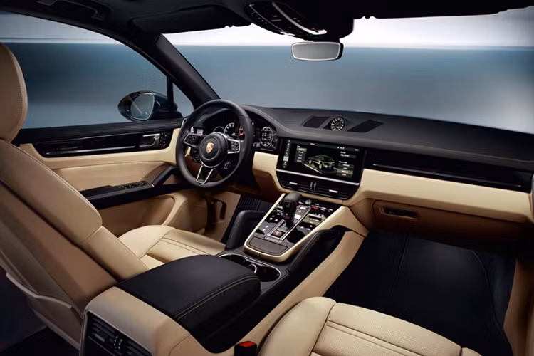 Trên mẫu xe này, hãng xe ôtô Porsche đã mở rộng thêm nhiều trang bị tiện nghi tiêu chuẩn cho Cayenne mới, mặc dù được giảm trọng lượng 65kg so với mẫu cũ nhờ ứng dụng cấu trúc trọng lượng nhẹ. Đi cùng những thay đổi ở ngoại thất, cabin của xe cũng được nâng cấp, bổ sung thêm nhiều tính năng công nghệ cao.