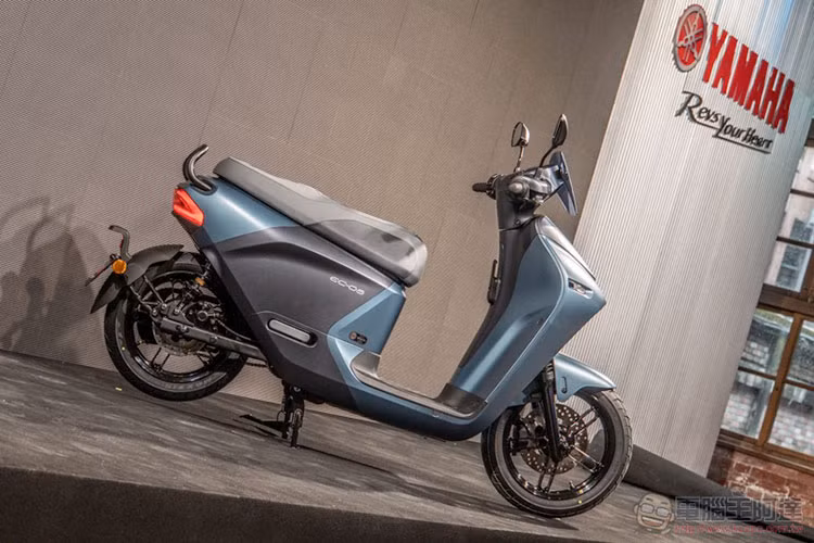 Xe ga điện Yamaha EC-05 là thành quả của sự hợp tác giữa hãng môtô Nhật Bản với công ty Đài Loan Gogoro - một nhà sản xuất xe máy điện tiên phong với nền tảng pin có thể tháo rời và hệ thống trạm sạc hỗ trợ.