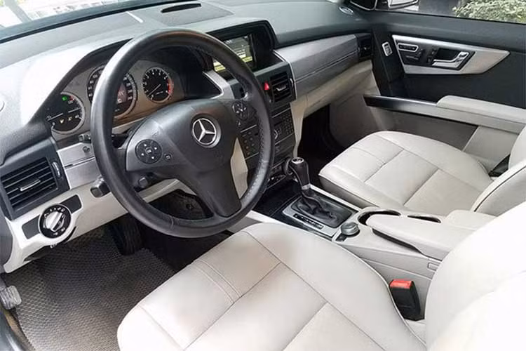 Mercedes-Benz GLK300 4Matic 2010 được trang bị khối động cơ xăng V6 3.0L cho công suất tối đa 231 mã lực tại 6.000 vòng/phút và mô-men xoắn cực đại 300Nm từ 2.500 - 5.000 vòng/phút. Hộp số là loại tự động 7G-Tronic 7 cấp, tăng tốc từ 0 - 100km/h trong 7,6 giây, tốc độ tối đa 210 km/h.