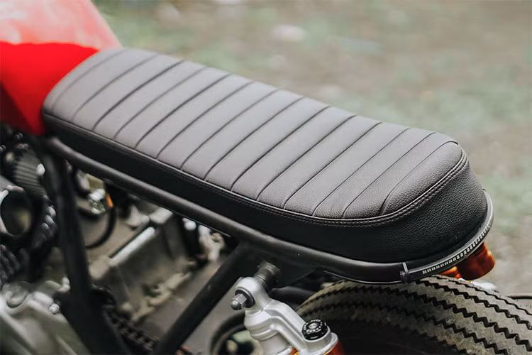 Theo đúng phong cách cafe racer, chiếc xe đã được trang bị phần đuôi với "gò" nổi khí động học và mêm thiết kế thủ công. Một dải LED được tích hợp vào phần khung phụ phía sau, đóng vai trò là đèn tín hiệu.