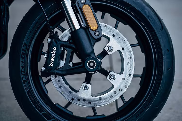 Bên cạnh đó, phần bánh trước 17 inch cũng vô cùng bắt mắt với cùm phanh Brembo 4 piston kẹp và cặp đĩa đôi cỡ lớn thay vì vành 18 inch và phanh đĩa đơn. Những trang hiện đại của xe hoàn toàn nằm ngang tầm với những chiếc môtô thể thao phân khối lớn hiện nay, nhưng nó lại khác biệt hoàn toàn so với một Harley-Davidson truyền thống.
