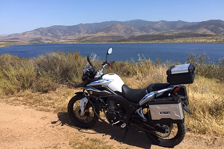Tuy nhiên, so với những mẫu xe đa dụng ngoài thị trường như BMW GS Adventure với yên cao chót vót và nặng nề , CSC RX3 2016 có thể tạo cảm giác yên tâm hơn cho các biker, nhất là những người còn “non tay”.