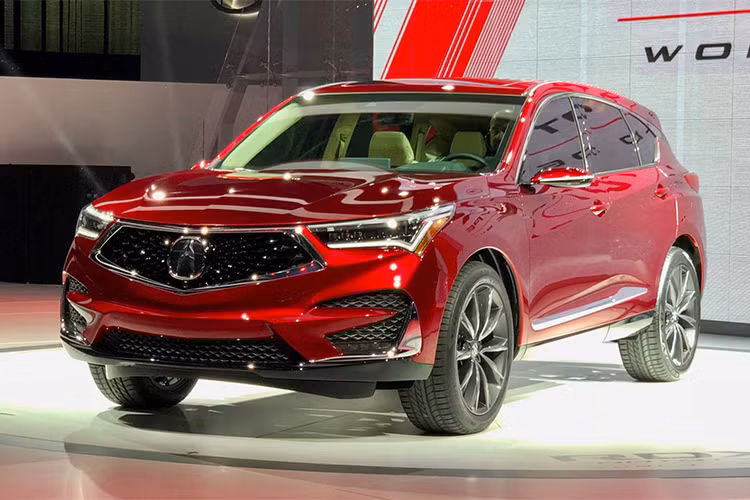 Tại thị trường Mỹ, giá Acura RDX 2019 có mức khoảng 35.670 USD (khoảng 813 triệu đồng). Theo kế hoạch, vào giữa năm nay, Acura sẽ bổ sung các phiên bản kỷ niệm cho RDX. Với RDX 2019, Acura hướng đến các đối thủ nặng ký như Mercedes-Benz GLC, BMW X3, Audi Q5.