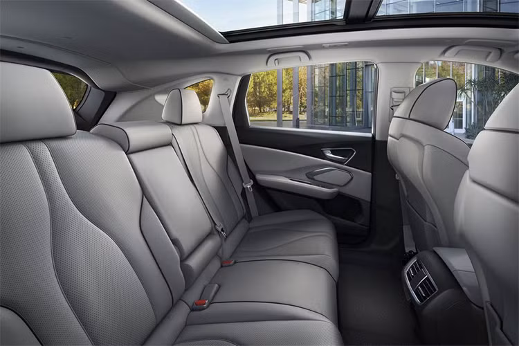 Acura RDX 2019 có bốn chế độ lái bao gồm: Snow, Comfort, Sport và Sport+. Các tính năng an toàn có trên Acura RDX 2019 gồm: hệ thống phanh chủ động giảm thiểu va chạm, cảnh báo va chạm phía trước, hỗ trợ giữ làn đường, hỗ trợ hành trình chủ động, cảnh báo lệch làn đường.