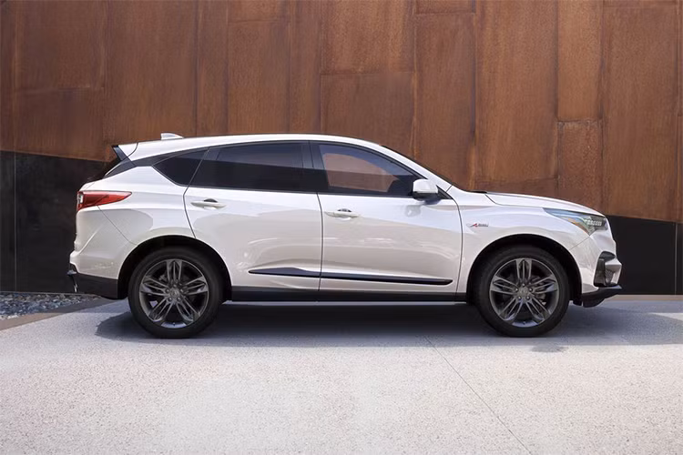 Đồng thời đây cũng là chiếc xe bán chạy hàng đầu của nhà sản xuất ôtô Honda và thương hiệu xe sang Acura. Thực tế, doanh số của RDX luôn vượt mốc 50.000 xe mỗi năm trong 3 năm qua, hơn hẳn các đối thủ.