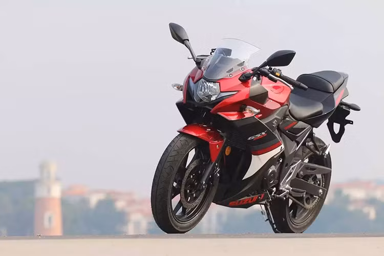  Suzuki GSX-250R 2017 là mẫu xe môtô thể thao đã lần đầu tiên ra mắt vào hồi tháng 10/2016. Dự kiến, vào tháng 4 năm nay, Suzuki GSX-250R sẽ bắt đầu được bày bán tại thị trường Anh quốc. Mặc dù còn khoảng 1 tháng nữa mới đến thời điểm đó, tuy nhiên hãng Suzuki đã quyết định tung ra giá bán cụ thể của GSX-250R tại thị trường này.