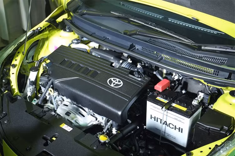 Nằm dưới nắp ca-pô của chiếc hatchback Toyota Yaris 2018 động cơ máy xăng 4 xi-lanh, Dual VVT-i, dung tích 1,2 lít, sản sinh công suất tối đa 86 mã lực tại vòng tua máy 6.000 vòng/phút và mô-men xoắn cực đại 108 Nm tại vòng tua máy 4.000 vòng/phút, đi kèm hộp số Super CVT-i.