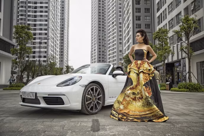 Ra mắt lần đầu từ năm 1996, Boxster là dòng xe thể thao giá rẻ nhất tới từ hãng siêu xe nổi tiếng Porsche. Tính tới nay, chiếc xe đã trải qua tổng cộng 3 thế hệ. Thế hệ thứ 3 của dòng xe được ra đời vào năm 2012 và kể từ sau đợt facelift lớn tại triển lãm Detroit đầu năm nay, chiếc xe đã chính thức được đổi tên thành Porsche 718 Boxster.