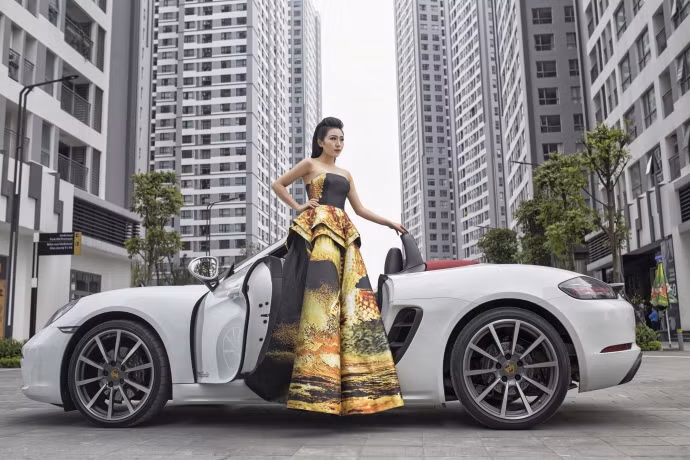 Theo hãng xe Porsche cho biết, số 718 trong tên gọi mới của mẫu xe mui trần giá rẻ Porsche 718 Boxster nhằm gợi nhớ tới chiếc xe đua 718 đã từng thắng nhiều cuộc đua trong thập niên 50-60. Ngoài Boxster, sắp tới dòng Cayman cũng có số 718 phía sau tên gọi.