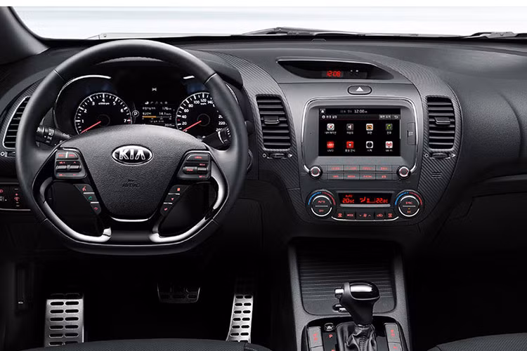 Kia K3 GT Sedan 2019 sở hữu bộ body kit gợi liên tưởng đến phiên bản hatchback, cũng bao gồm cản va thể thao hơn với bộ chẻ khí trước màu đen bóng và bộ khuếch tán gió sau. Trên lưới tản nhiệt, bộ khuếch tán, cánh gió cốp và bộ vành hợp kim 18 inch đều có những điểm nhấn màu đỏ như dấu hiệu nhận biết.