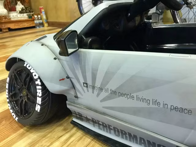 Ngoài ra, 4 bánh xe được hãng độ Liberty Walk chỉnh góc camber âm với phần trên hướng vào bên trong tạo vẻ lạ mắt và khá ngầu cho hình dáng của chiếc siêu xe Lamborghini Murcielago. Điều đáng nói, khi độ theo phương pháp này chủ nhân sẽ rất khó để về "zin" được.