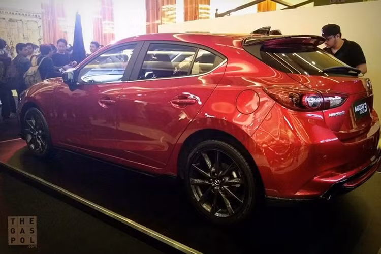 So với phiên bản tiêu chuẩn, Mazda3 Speed chỉ khác ở một số chi tiết ngoại thất như cánh lướt gió bên dưới gầm trước/sau/bên sườn, vỏ gương ngoại thất màu đen, bộ vành hợp kim 18 inch màu xám nòng súng, cánh gió mui màu đen và ăng-ten vây cá màu đen.