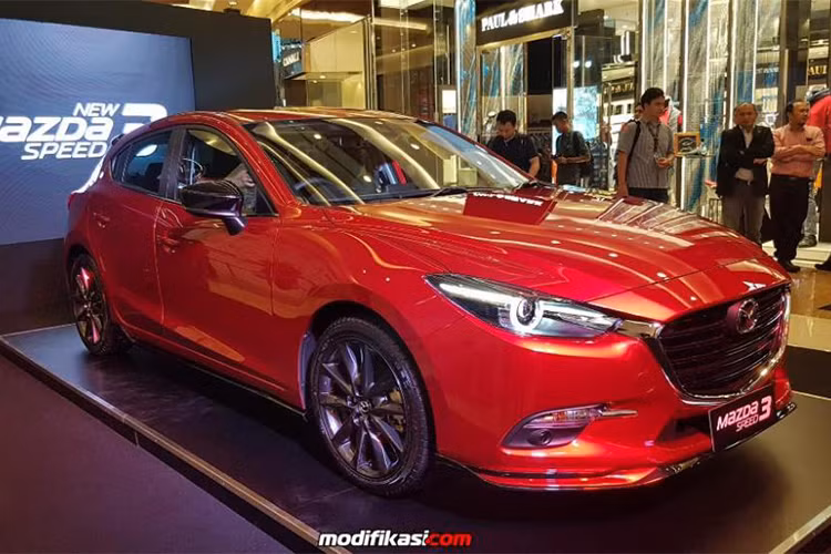 Khi mua mẫu xe Mazda3 Speed thể thao này, các khách hàng tại thị trường Indonesia cũng có thể chọn những màu sơn ngoại thất như trắng Snowflake White, trắng Pearl Mica, đen Black Mica Jet, xám Metallic Gray Machine và đỏ Soul Red Crystal Metallic.