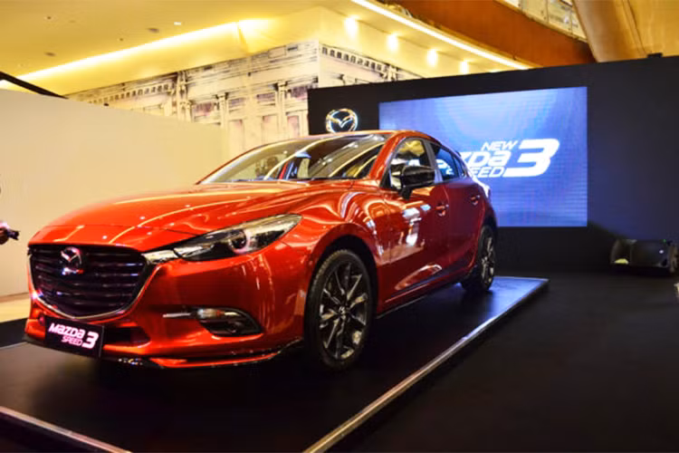 Tham gia triển lãm ôtô IIMS 2018 đang diễn ra tại Indonesia, hãng xe hơi Mazda của Nhật Bản đã mang dàn xe chủ lực của mình đến trưng bày. Trong số đó, có một số "gương mặt" mới như Mazda CX-9 và đáng chú ý là mẫu xe Mazda3 Speed mới phong cách thể thao hơn.