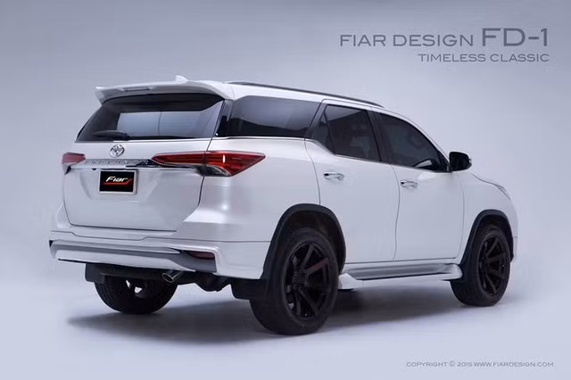 Một chi tiết nữa cũng thuộc gói độ Fiar Design FD-1 là bộ vành hợp kim đa chấu màu đen nhám có tên Lenso RT-Concave và đường kính 20 inch. Bộ vành đồng hành với lốp Goodyear Eagle GT II có kích thước 285/50 R20, càng làm tăng thêm vẻ "cơ bắp" cho Toyota Fortuner 2017.