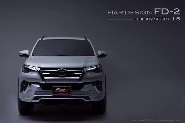 Qua hình ảnh do hãng Fiar Design cung cấp, có thể thấy gói độ FD-1 trang bị cho mẫu xe Fotuner bao gồm cản va trước mở rộng, tích hợp chi tiết màu bạc mờ ở giữa. Thêm vào đó là bậc cửa lên xuống cỡ lớn hơn và đường màu bạc mờ trên cánh lướt gió bên sườn.