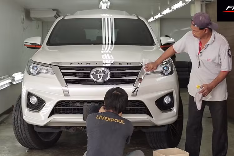 Tại thị trường Việt Nam, Fortuner 2017 được chia thành 3 bản trang bị khác nhau là G 4x2, V 4x2 và V 4x4. Giá bán chính hãng của mẫu xe này được Toyota Việt Nam phân phối tại thị trường tương ứng của 3 bản trang bị này là 981 triệu đồng, 1,149 tỷ đồng và 1,308 tỷ đồng.