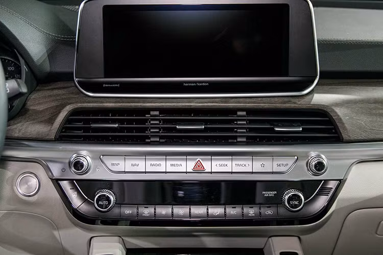 Là một mẫu SUV hướng đến nhu cầu sử dụng phục vụ gia đình, Telluride 2020 có rất nhiều công nghệ an toàn, bao gồm tiêu chuẩn và tùy chọn. Nó bao gồm: Cảnh báo điểm mù, cảnh báo chệch làn đường, hỗ trợ giữ làn đường, điều khiển hành trình thông minh (Smart Cruise Control), màn hình quan sát xung quanh (camera ‘’mắt thần’’ mô phỏng xe nhìn từ trên xuống), cảnh báo va chạm phía trước và HUD,…