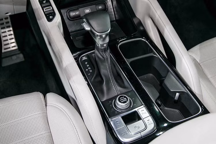 Dưới nắp ca-pô Kia Telluride hoàn toàn mới là khối động cơ xăng V6 3.8L GDi sản sinh công suất tối đa 291hp@ 6.000 v/p và mô-men xoắn cực đại 355Nm có được từ 5.200v/p. Sức mạnh được truyền xuống bốn bánh (AWD) thông qua hộp số tự động 8 cấp (8AT). Động cơ này có sức mạnh tương tự “người anh em” Hyundai Palisade.