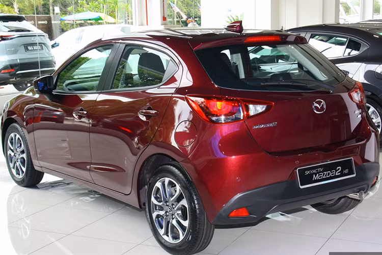 Mazda 2 GVC có thêm tính năng hiển thị thông tin trên kính chắn gió Active Driving Display. Ngoài ra, phiên bản cao cấp của Mazda 2 GVC 2017 còn được trang bị một số chi tiết bọc da trên bảng táp-lô và ta-pi cửa, vô-lăng mới cùng bảng đồng hồ nâng cấp về thiết kế và hiển thị.