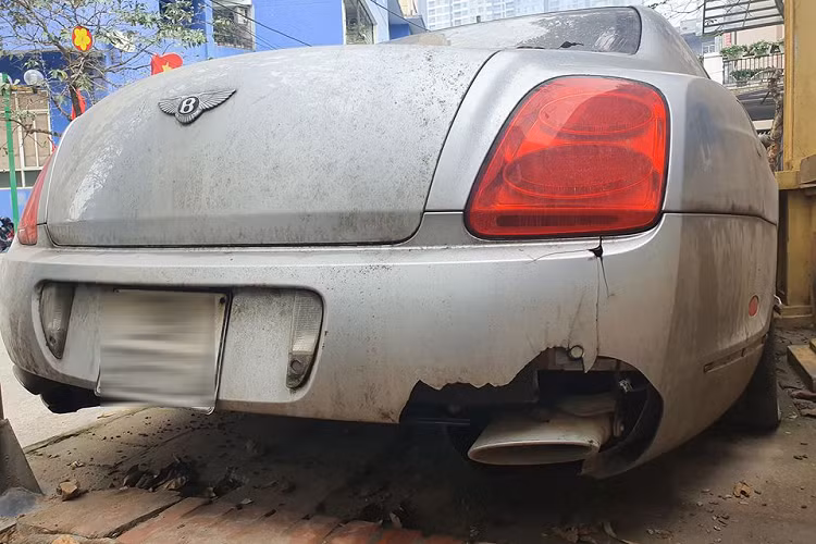 Điểm đáng ngạc nhiên là 2 chiếc logo thương hiệu xe siêu sang Bentley phía trước và sau vẫn còn nguyên, dù xe đã được để ở ngoài đường chứ không còn có người trông như trước. Logo ở bánh xe đã được tháo từ trước đó nhưng mâm vẫn còn khá mới và đẹp.