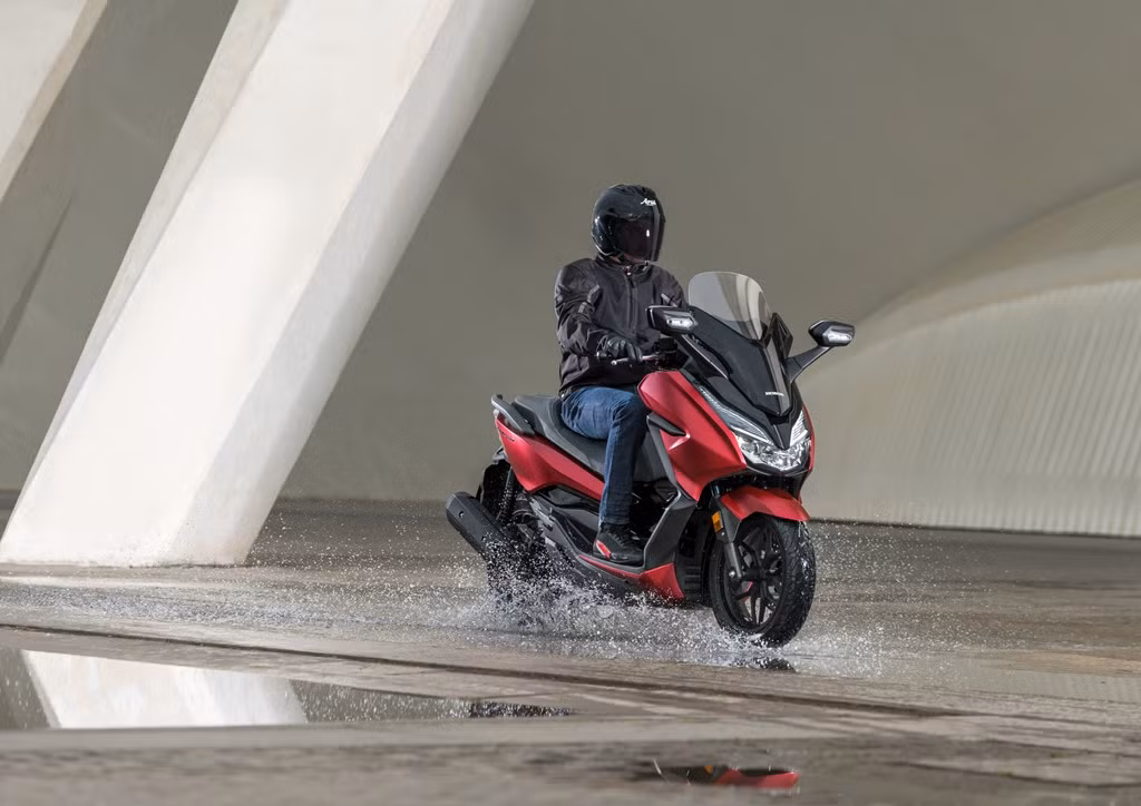 Honda Forza 125 phiên bản 2018 mới sở hữu bình xăng dung tích 11,5 lít với mức tiêu hao trung bình 42 km/lít. Như vậy, Forza 125 có thể di chuyển quãng đường hơn 480 km với bình xăng đầy.