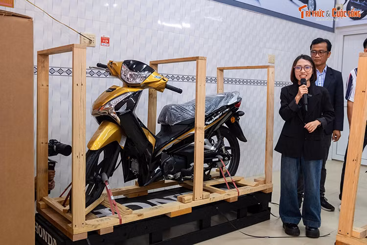 Honda Wave 125i nhập khẩu từ Malaysia được phân phối tại Việt Nam với ba tùy chọn màu sắc: vàng-đen, xanh-đen và đỏ-đen, kết hợp với bộ tem đồ họa mới. Mức giá dự kiến của mẫu xe này vào khoảng hơn 75 triệu đồng, cao hơn đáng kể so với Honda Future 125 FI lắp ráp tại Việt Nam, hiện có giá dao động từ 30,524 - 32,193 triệu đồng.