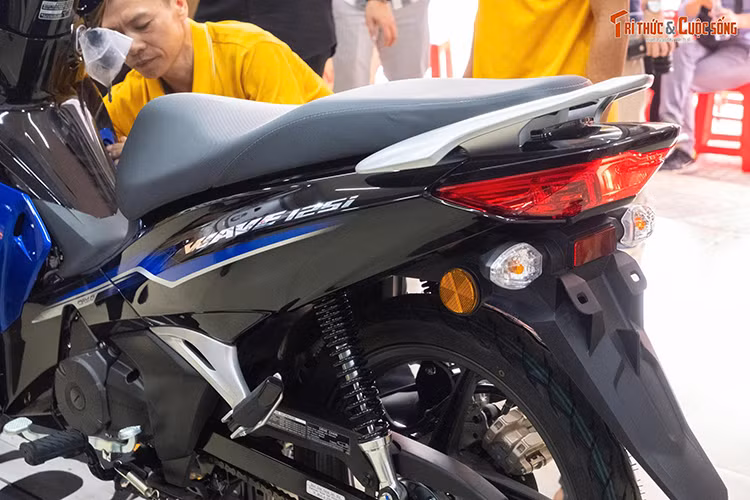 Các trang bị trên mẫu xe máy số Honda Wave 125i phiên bản Malaysia như hệ thống đèn, mâm đúc 17 inch và bảng đồng hồ với đồ họa mới cũng có nhiều điểm tương đồng với Future 125 FI và Wave 125i Thái Lan.