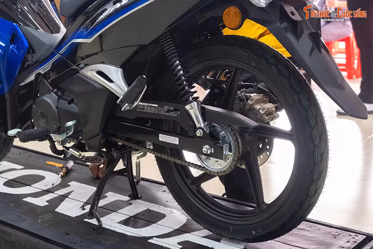 Honda Wave 125i nhập Malaysia vẫn sử dụng động cơ xăng, xi-lanh đơn, SOHC 4 thì, 2 van, dung tích 125cc, phun xăng điện tử và làm mát bằng không khí. Động cơ cung cấp công suất tối đa 9,2 mã lực và mô-men xoắn cực đại 10,2 Nm tại 5.500 vòng/phút, kết hợp với hộp số 4 cấp.
